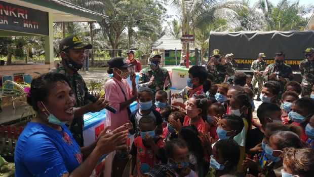 Satgas Pamtas RI-PNG mengubah truk menjadi perpustakaan sebagai sarana belajar anak-anak saat sekolah ditutup selama pandemi (dok. TNI)