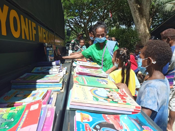 Satgas Pamtas RI-PNG mengubah truk menjadi perpustakaan sebagai sarana belajar anak-anak saat sekolah ditutup selama pandemi (dok. TNI)