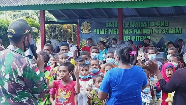 Satgas Pamtas RI-PNG mengubah truk menjadi perpustakaan sebagai sarana belajar anak-anak saat sekolah ditutup selama pandemi (dok. TNI)