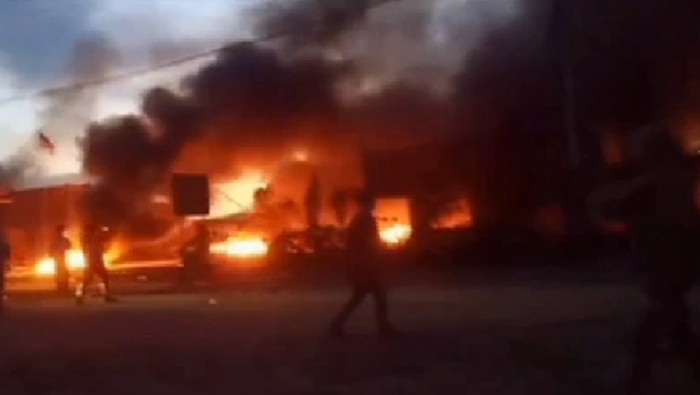 Screenshot video kebakaran gedung pabrik smelter, puluhan dump truk, dan alat berat yang terparkir di area perusahaan PT VDNI di Kabupaten Konawe, Sultra, Senin (14/12) malam. (ANTARA/HO)