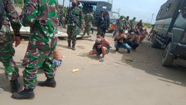 Some of the protesters at PT VDNI in Konawe District, Southeast Sulawesi on Monday night (12/14) were detained by officers.  (ANTARA / HO)