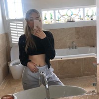 Seiring dengan usianya yang semakin dewasa, gaya Herin pun berubah menjadi lebih bold. Remaja 18 tahun yang dulu tampil dalam Mickey Mouse Club bersama Mark, Haechan, Jeno, dan Jaemin NCT tersebut sering unggah foto bergaya seksi. Foto: Instagram @bonjavenue