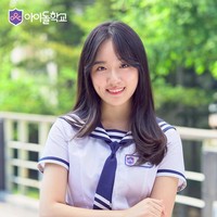 Tak benar-benar meninggalkan dunia hiburan, tiga tahun lalu ia sempat ikut program Idol School. Dalam acara tesebut, ia diperkenalkan sebagai trainee asal Manchester, Inggris. Sayangnya dalam kompetisi itu Herin juga belum berhasil debut. Foto: Instagram @bonjavenue