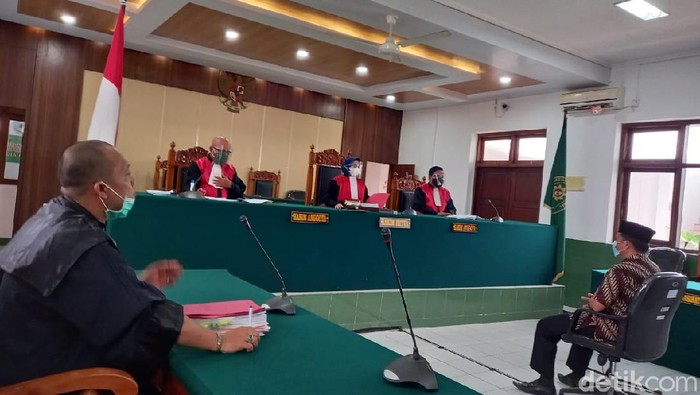 Sidang tuntutan Wakil Ketua DPRD Kota Tegal Wasmad Edi Susilo, Selasa (14/12) ditunda. Sidang tuntutan kemudian diagendakan pada Kamis (17/12) lusa.