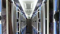 Berbeda dengan sleeper bus Laksana, sleeper bus Adiputro tampak lebih privasi dengan model sekat yang lebih tertutup. Terdapat juga pegangan tangan untuk membantu penumpang naik ke kabin atas. Foto: Instagram @adiputro_official