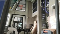 Dari postingan tersebut, bus kapsul Adiputro yang dimiliki PO (Perusahaan Otobus) Pandawa 87 itu tampak sedang melakukan road test. Bus itu memiliki warna yang dominan biru. Adapun untuk sasisnya menggunakan besutan asal Jerman, Mercedes-Benz. Foto: Instagram @adiputro_official