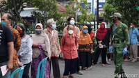 Warga datang ke TPS untuk memilih juga tidak boleh bersamaan, namun dibagi waktunya untuk menghindari terjadinya kerumunan. Usai memberikan suaranya, warga diminta pulang.