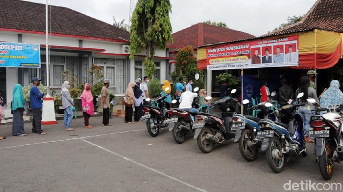 Suasana Pilkades e-Voting di Boyolali Saat Pandemi Corona Setelah sempat tertunda dua kali karena pandemi Corona, sebanyak 11 desa di kabupaten Boyolali, Jawa Tengah Selasa (15/12/2020) hari menggelar Pemilihan Kepala Desa (Pilkades). Pilkades digelar dengan protokol kesehatan.