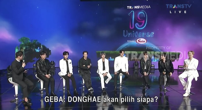 Super Junior di acara HUT Transmedia 19 Universe.