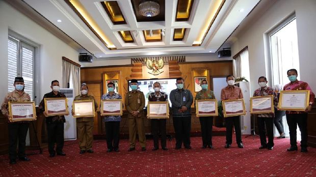 Tangsel Raih Penghargaan Kota Peduli HAMSERANG Pemerintah Kota Tangerang Selatan (Tangsel) meraih penghargaan sebagai Kota Peduli Hak Asasi Manusia (HAM) 2020. Penghargaan tersebut dalam rangka memperingati Ham Ke-72 yang digelar secara virtual bersama Menteri Hukum dan HAM Yasonna H Laoly dan diikuti seluruh Gubenur dan Kepala Daerah se-Indonesia.
