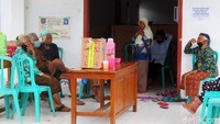 Mereka yang mengungsi dari kelompok rentan yaitu lansia, ibu hamil, anak-anak.