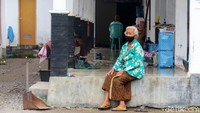 Mereka tinggal di pengungsian dengan tetap menerapkan protokol kesehatan seperti memakai masker.