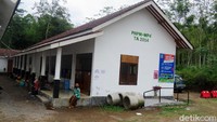 Warga mengungsi di barak pengungsian Glagaharjo, Cangkringan, Sleman, Selasa (15/12/2020).