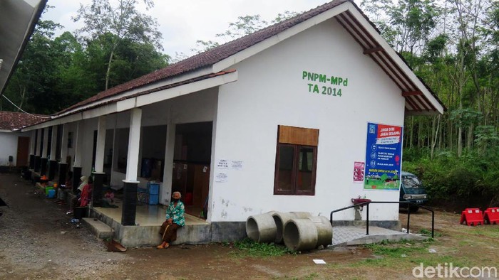 Simpang siur informasi COVID-19 sempat membuat para pengungsi di barak Glagaharjo Cangkringan Sleman Yogyakarta ketar-ketir. Terbukti beberapa pengungsi sempat pulang ke Dusun Kalitengah Lor. Alasannya takut terpapar virus tersebut.
