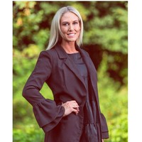 Wanita bernama Nikki Belton yang mendirikan perusahaan jasa tersebut. Nikki mengaku tidak peduli dengan kritikan publik tentang perusahaannya. Foto: Instagram @the_nakedcleaning_company