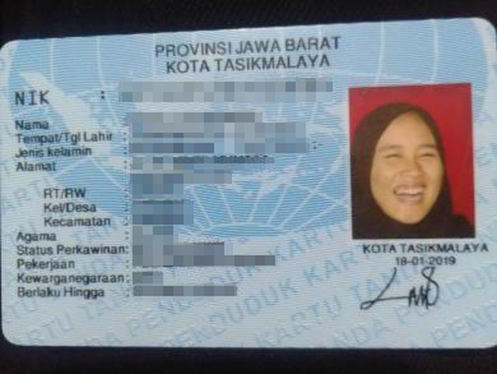 tiktok Nadila suhendar yang viral karena foto ktpnya yang tampak sedang tertawa