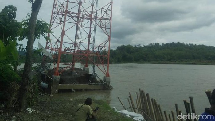 Tower BTS di Desa Pengarasan, Kecamatan Bantarkawung, Brebes, Jawa Tengah miring akibat pondasinya terkikis arus sungai. Warga dalam radius 100 meter diminta mengosongkan rumah, Selasa (15/12/2020)