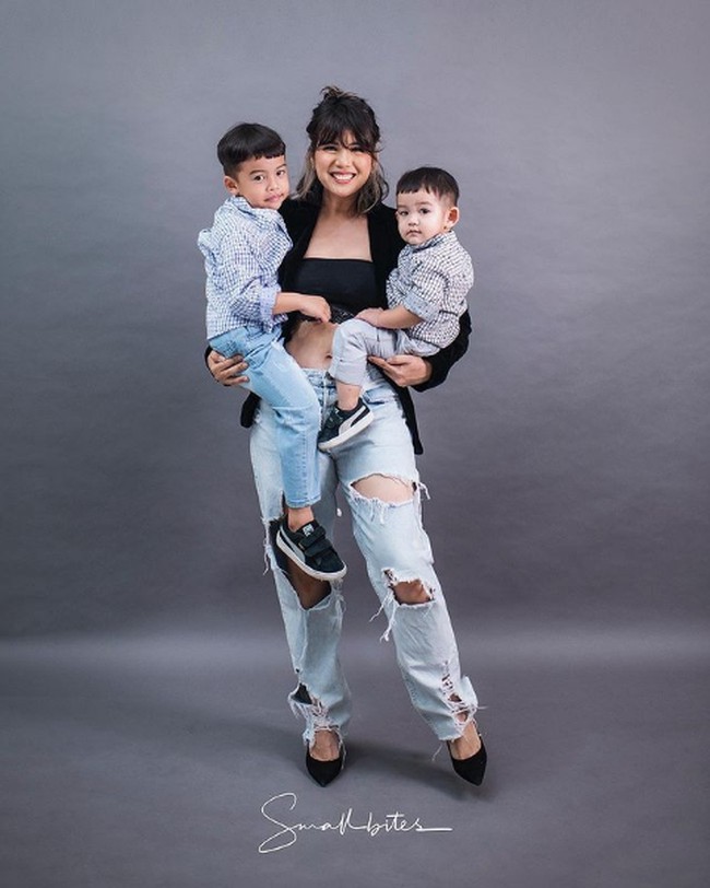 Tya Ariestya juga mengatur pola makan. Finalis Gadis Sampul 2001 ini punya kebiasaan makan sendiri yang sudah terjadwal, yakni lima kali makan yang meliputi sarapan, makan siang, camilan siang/sore, makan malam dan camilan malam. Di luar jadwal yang sudah diaturnya itu, dia tidak akan makan demi menjaga asupan kalori. Foto: Instagram/@tya_ariestya