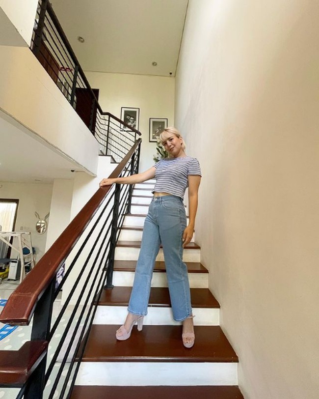 Tips selanjutnya adalah memperbanyak minum air putih. Dalam sehari, dia bisa meneguk hingga 3 liter air. Foto: Instagram/@tya_ariestya