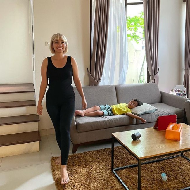 Tya pun berpesan bahwa hasil diet maupun olahraga tak ada yang instan. Yang terpenting adalah konsisten, disiplin dan punya tekad untuk memperbaiki pola hidup. Foto: Instagram/@tya_ariestya