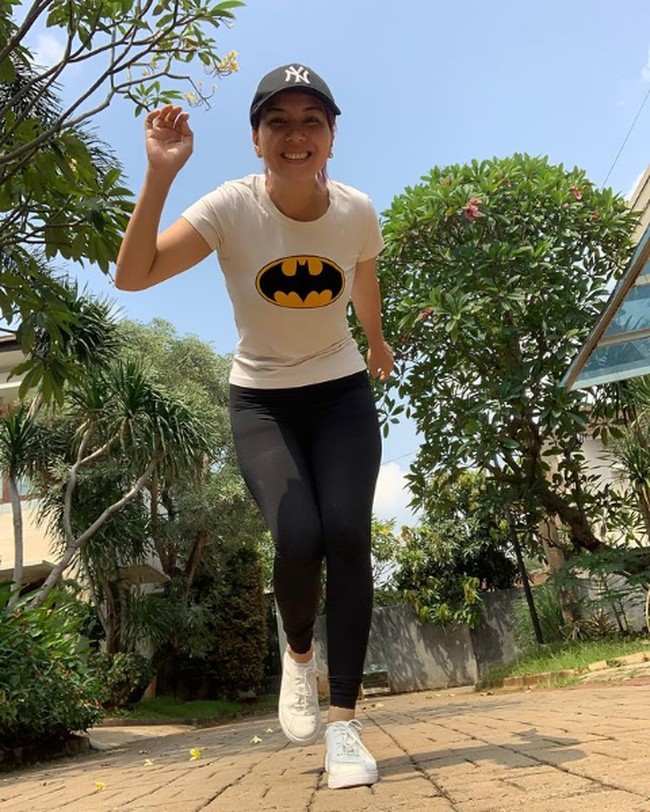 Tya Ariestya sukses menurunkan bobot hingga 22 kg sejak memulai dietnya pada akhir Juni 2020. Dari berat badan 74 kg kini menjadi 52 kg. Foto: Instagram/@tya_ariestya