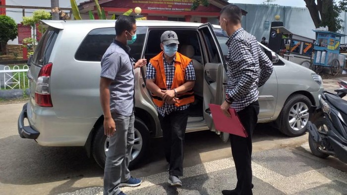Wabup OKU, Johan Anuar, saat dibawa ke Palembang (Raja Adil-detikcom)