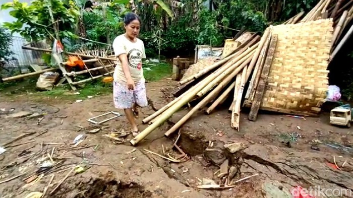 Warga Cibadak Sukabumi masih was-was pergerakan tanah di wilayahnya