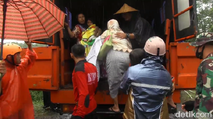 warga mengungsi karena banjir lahar