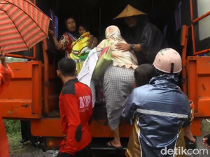 Ratusan Warga Diungsikan Setelah Banjir Lahar Terjang Sungai di Lereng Semeru