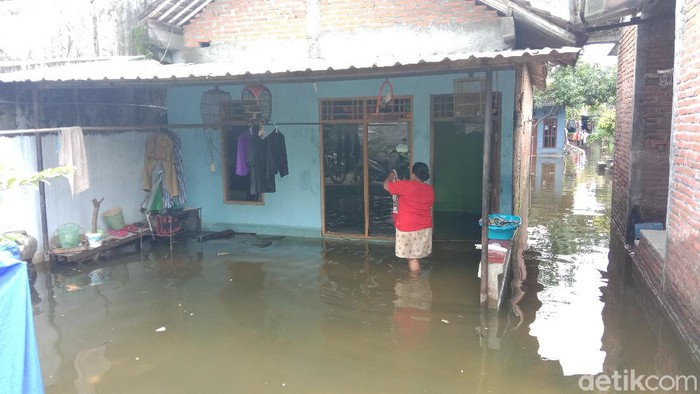 Warga yang terdampak banjir di Desa Jati Wetan, Kudus saat memeriksa kesehatan, Selasa (15/12/2020).