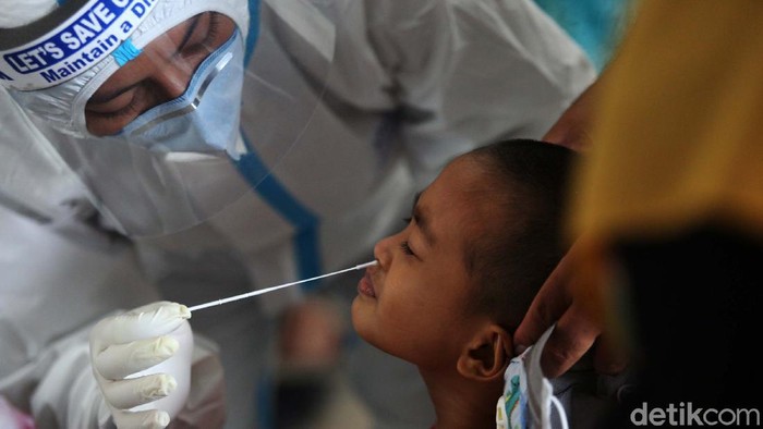104 Warga Jalani Rapid Test Swab Antigen

Warga mengikuti tes swab rapid tes antigen di Walikota Jakarta Timur, Jakarta, Rabu (16/12/2020). Sebanyak 104 warga menjalani rapid tes swab antigen. hw