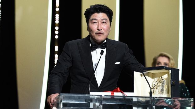 CANNES, FRANCE - MAY 25: Kang-Ho Song speaks after receiving the Palme d'Or award for 