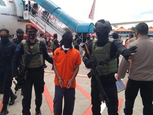 Tiba di Soetta, 23 Terduga Teroris Jaringan JI Dibawa ke Mabes Polri