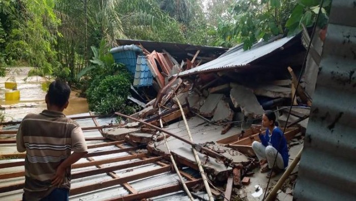 Akibat banjir yang melanda tiga Dusun di Desa Bukit Mas Kecamatan Besitang Langkat, mengakibatkan ambruk karena longsor.(ANTARA/HO).