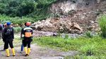 Alat Berat Bersihkan Material Longsor di Kawasan Geopark Ciletuh