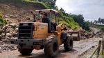 Alat Berat Bersihkan Material Longsor di Kawasan Geopark Ciletuh