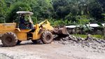 Alat Berat Bersihkan Material Longsor di Kawasan Geopark Ciletuh