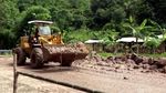 Alat Berat Bersihkan Material Longsor di Kawasan Geopark Ciletuh