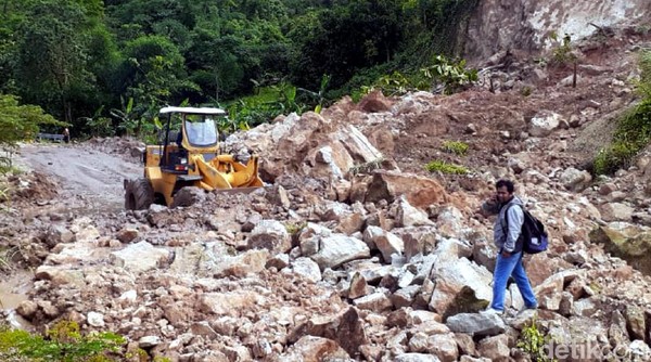 Alat Berat Bersihkan Material Longsor di Kawasan Geopark Ciletuh
