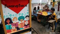 Saat itu dia berpikir untuk membuat ruang baca karena beliau percaya salah satu cara untuk menyelamatkan generasi muda adalah dengan ilmu pengetahuan.