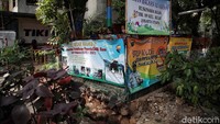 Ruang baca ini berada di tengah taman.