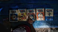 Seorang anak tengah membaca komik.