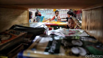 Anak-anak Rusun Koja Mengenal Dunia Lewat Ruang Baca