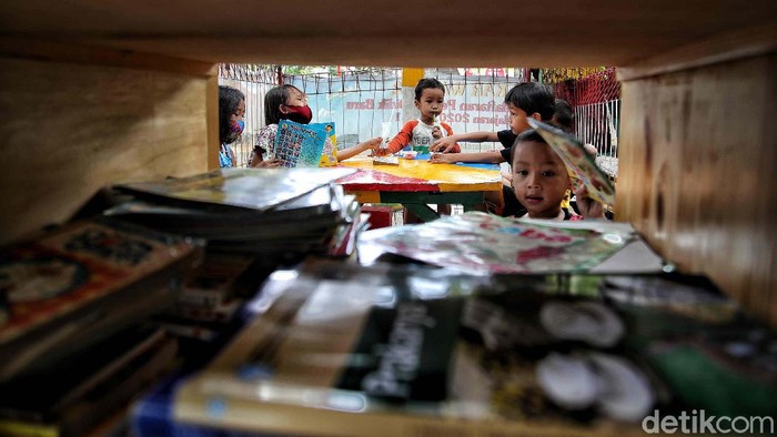 Anak-anak Rusun Koja Mengenal Dunia Lewat Ruang Baca Buku adalah jendela dunia. Untuk itu Daryono membuka ruang baca bagi anak-anak di Rusunawa Koja, Jakarta Utara. Yuk lihat.