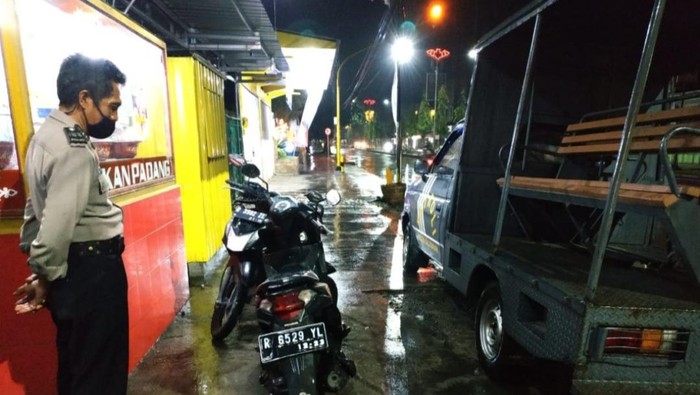 Anggota Polsek Kalimanah Purbalingga mengecek TKP motor yang diduga hilang dicuri orang, Senin (14/12/2020).