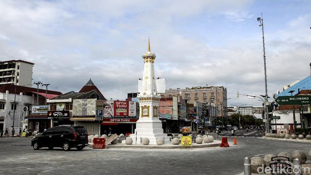 Proses penataan kawasan Tugu Pal Putih, Yogyakarta, telah rampung dilakukan. Kawasan itu kini kian setelah bebas dari kabel melintang. Berikut potretnya.