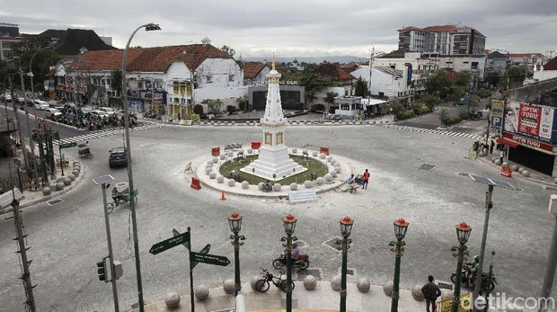 Proses penataan kawasan Tugu Pal Putih, Yogyakarta, telah rampung dilakukan. Kawasan itu kini kian setelah bebas dari kabel melintang. Berikut potretnya.