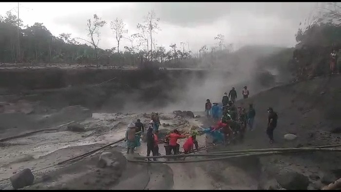 Lima warga Desa Supit Urang, Kecamatan Pronojiwo terjebak banjir lahar hujan Gunung Semeru. Kini mereka sudah dievakuasi dengan selamat.