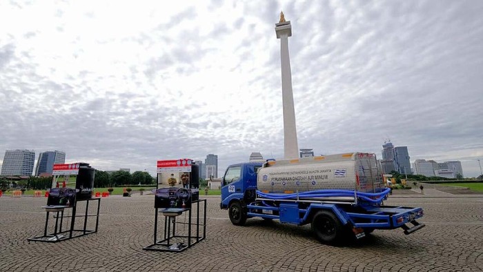 Komunitas mobil Honda melakukan kegiatan sosial dengan menyumbangan fasilitas cuci tangan untuk Monas. Sebanyak 45 fasilitas cuci tangan disumbangan.