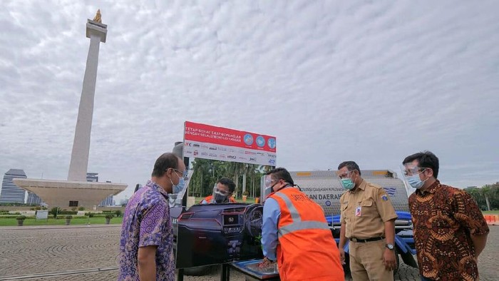 Komunitas mobil Honda melakukan kegiatan sosial dengan menyumbangan fasilitas cuci tangan untuk Monas. Sebanyak 45 fasilitas cuci tangan disumbangan.